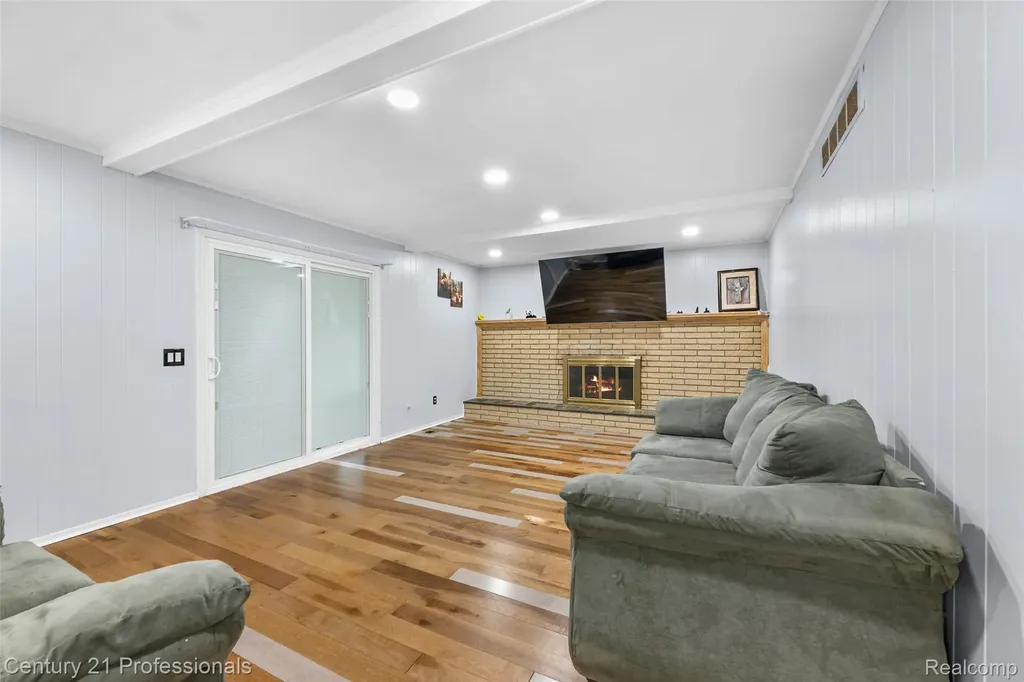 39349 Cadborough Drive Clinton Charter Township MI 48038