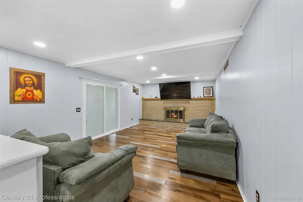 39349 Cadborough Drive Clinton Charter Township MI 48038