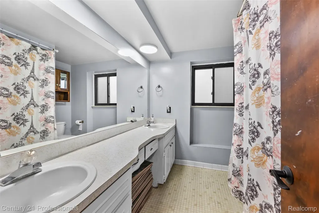 39349 Cadborough Drive Clinton Charter Township MI 48038