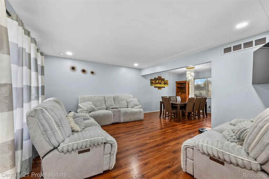 39349 Cadborough Drive Clinton Charter Township MI 48038