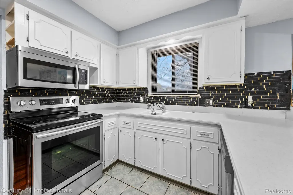 39349 Cadborough Drive Clinton Charter Township MI 48038