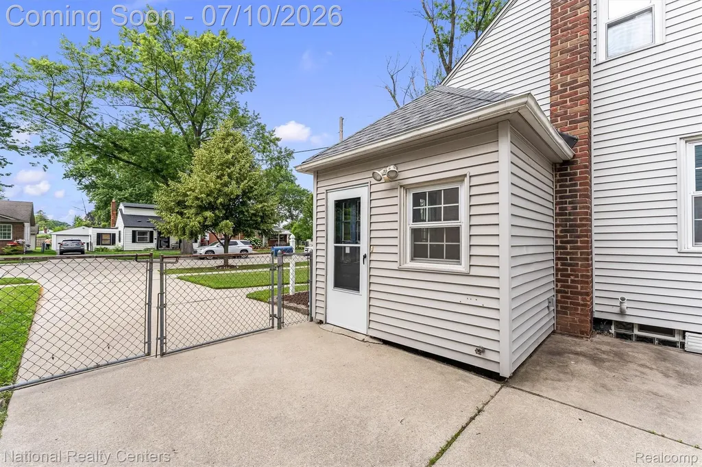 21523 Fresard Street St. Clair Shores City MI 48080