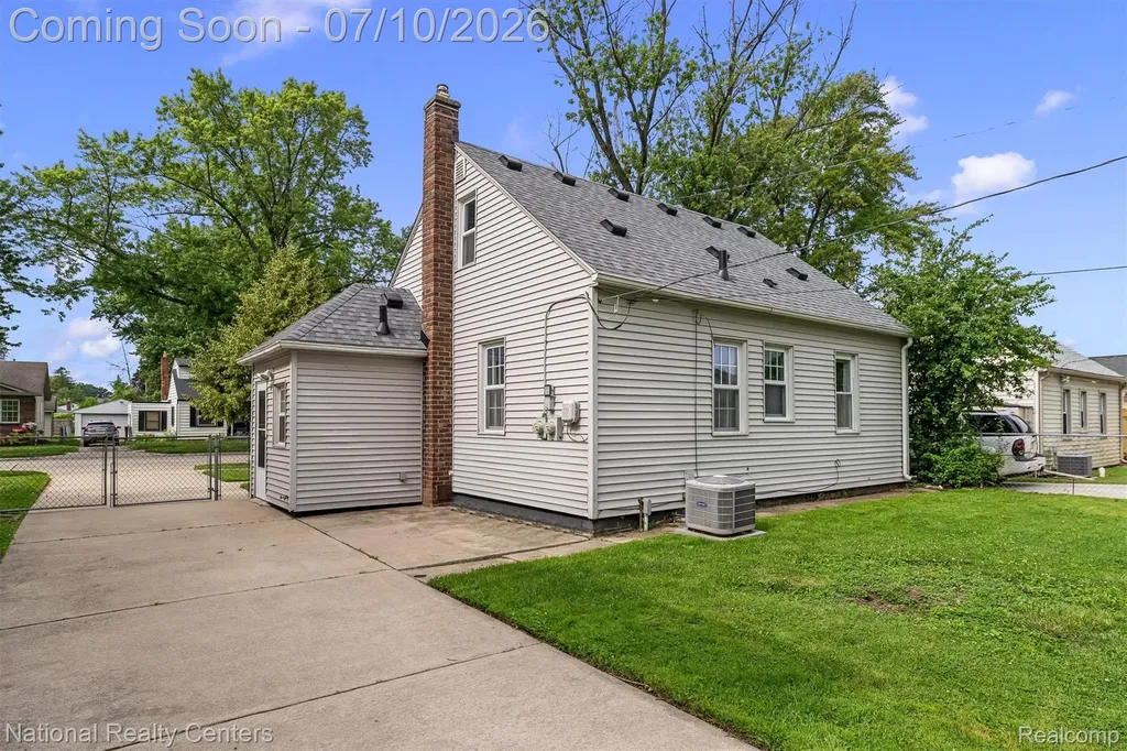 21523 Fresard Street St. Clair Shores City MI 48080