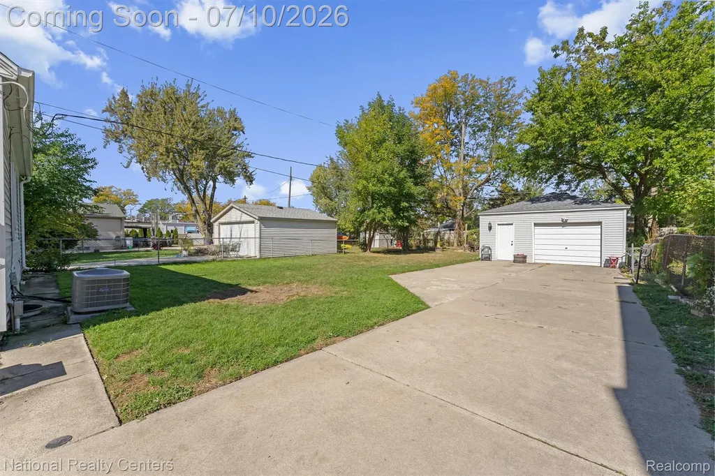 21523 Fresard Street St. Clair Shores City MI 48080