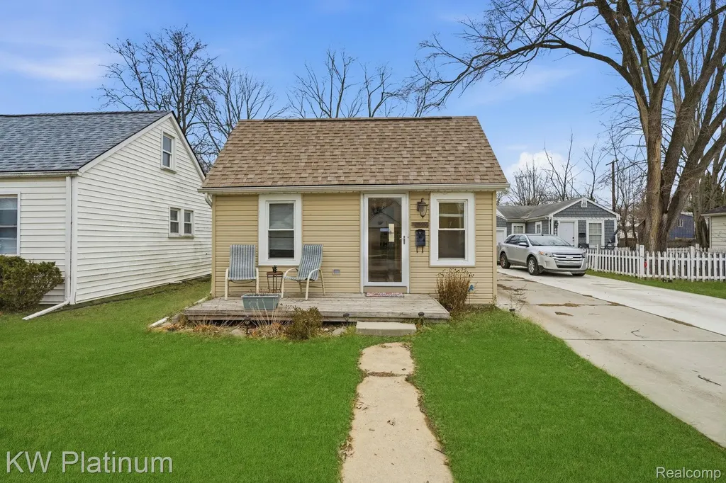 20919 Hollywood Street Harper Woods City MI 48225