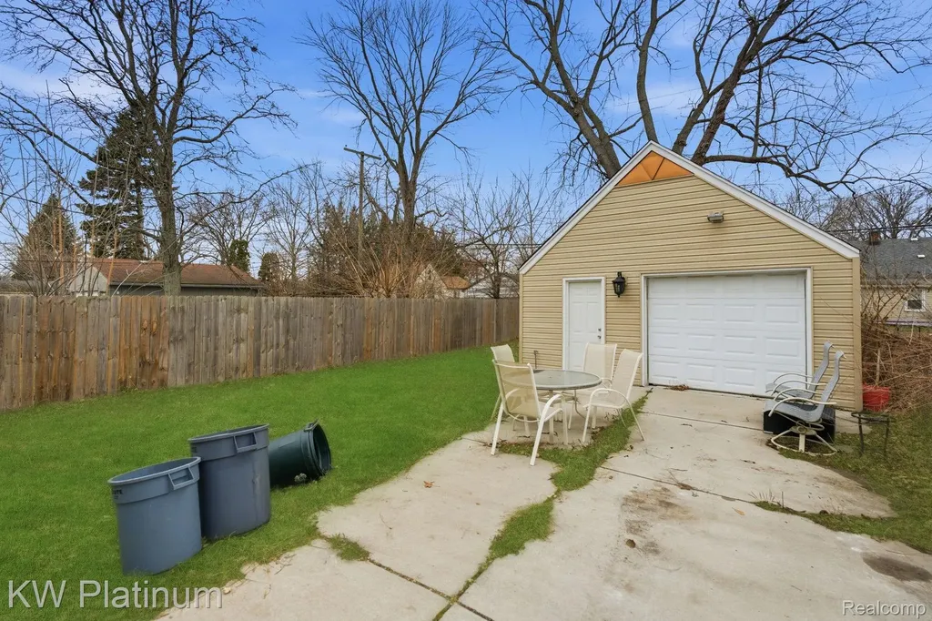20919 Hollywood Street Harper Woods City MI 48225