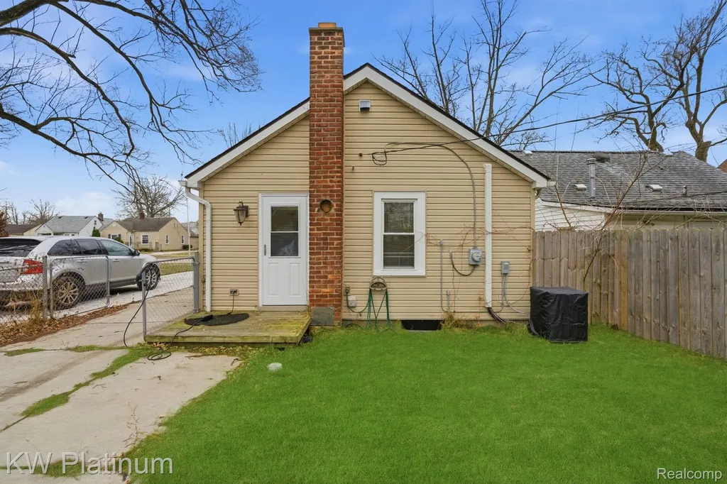 20919 Hollywood Street Harper Woods City MI 48225