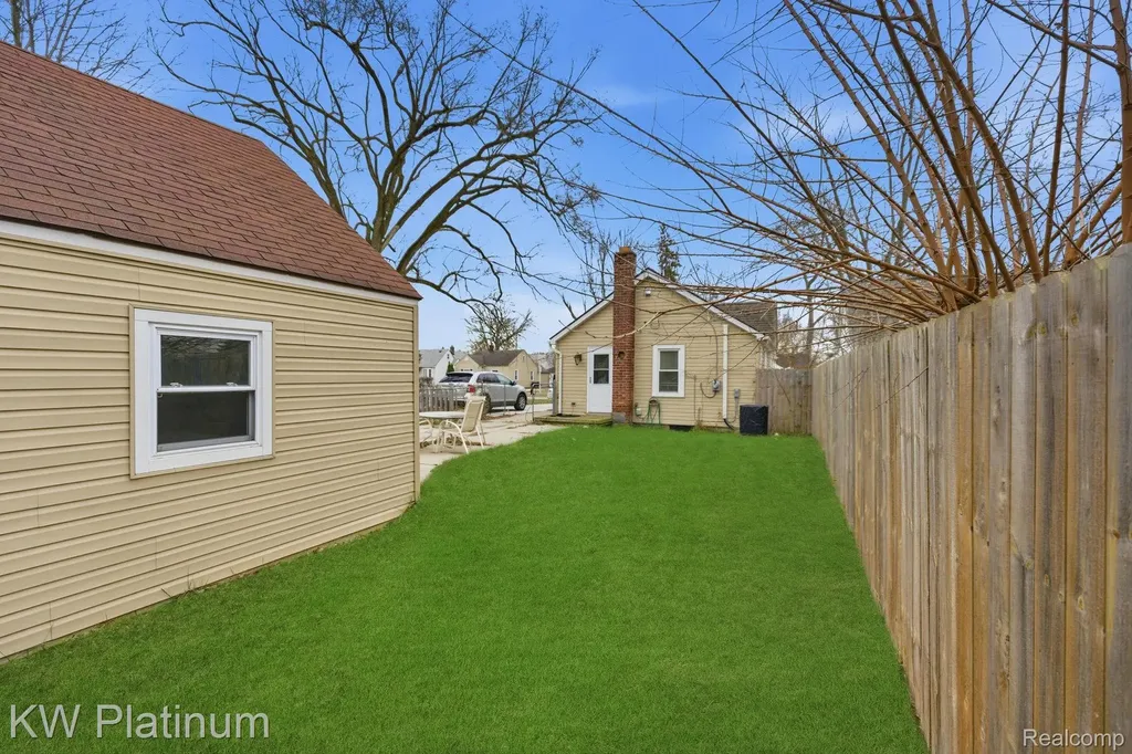 20919 Hollywood Street Harper Woods City MI 48225