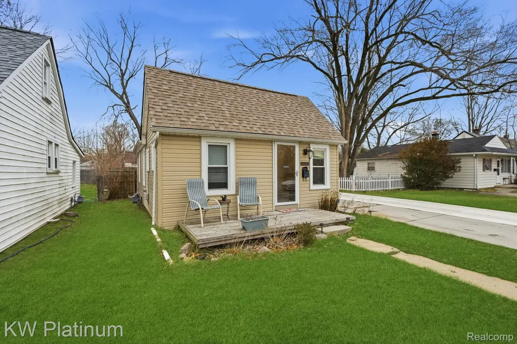20919 Hollywood Street Harper Woods City MI 48225