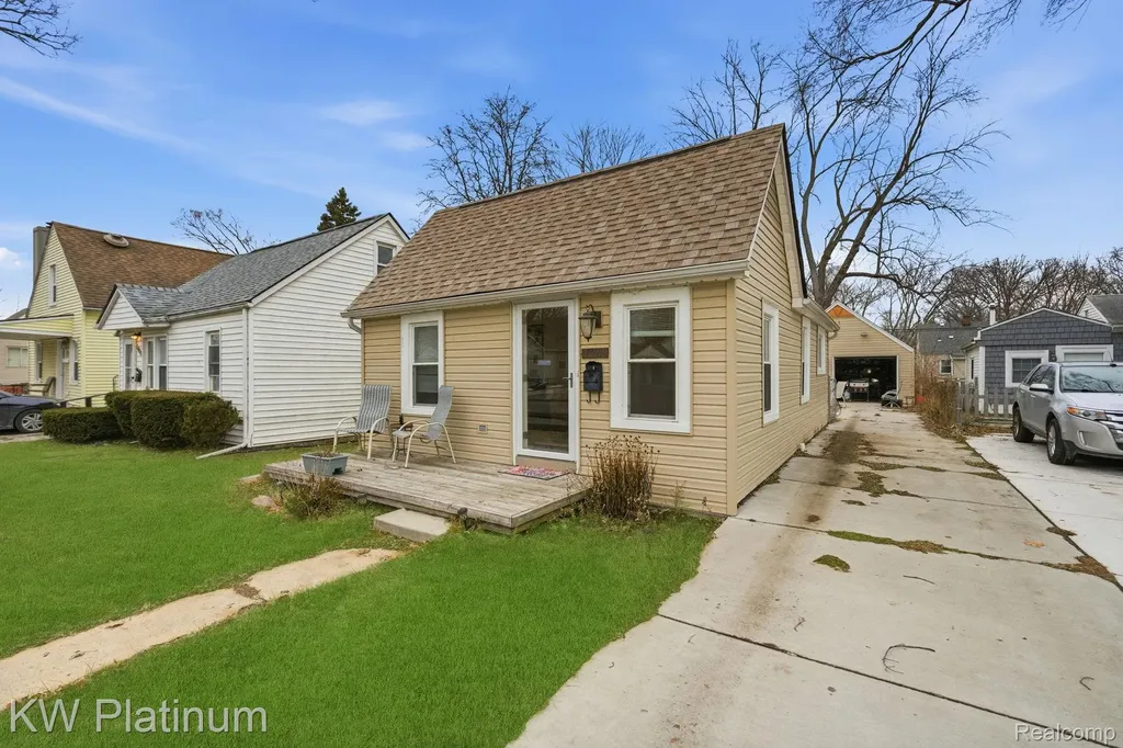 20919 Hollywood Street Harper Woods City MI 48225