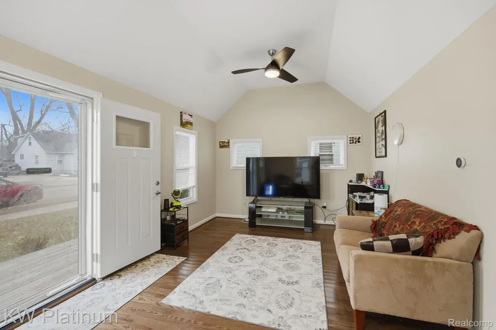 20919 Hollywood Street Harper Woods City MI 48225