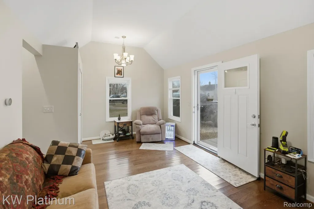 20919 Hollywood Street Harper Woods City MI 48225