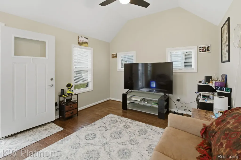 20919 Hollywood Street Harper Woods City MI 48225