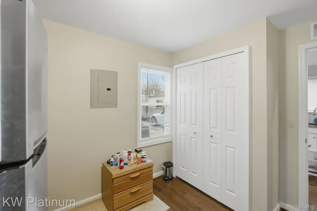 20919 Hollywood Street Harper Woods City MI 48225