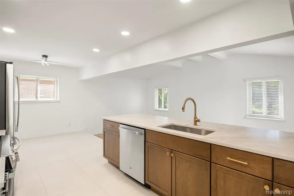 14631 Labelle Street Oak Park City MI 48237