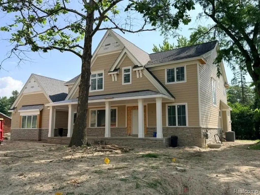 305 Roanoke Drive Bloomfield Charter Township MI 48301