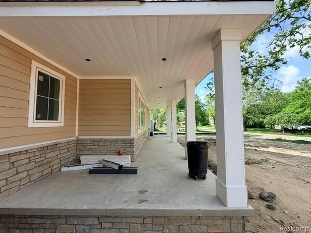 305 Roanoke Drive Bloomfield Charter Township MI 48301