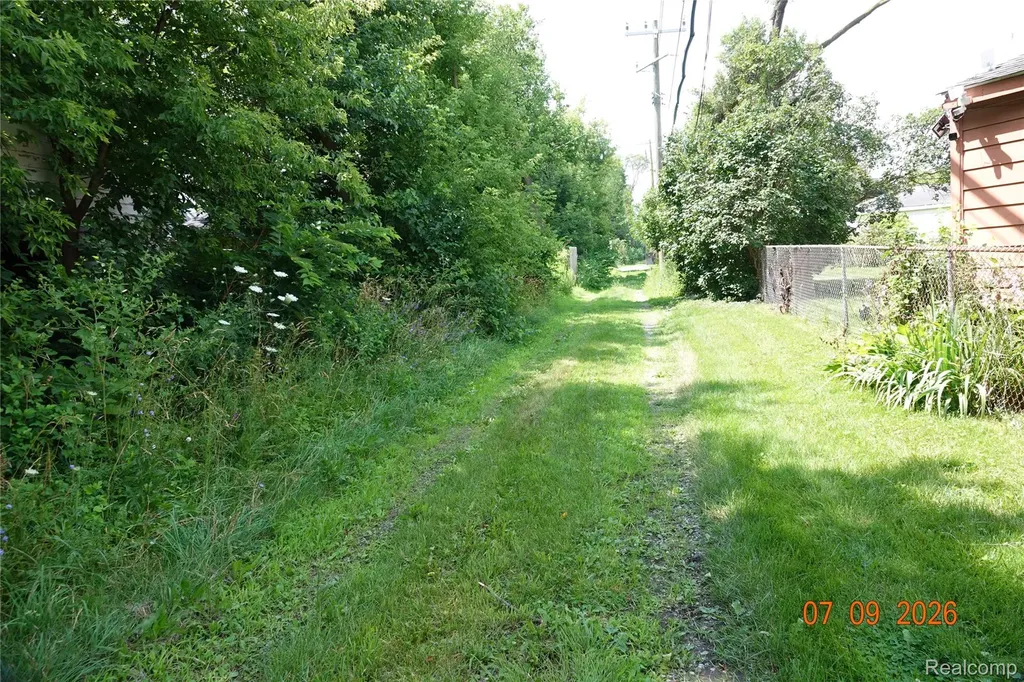 18651 & 18653 Kelly Road Detroit City MI 48224