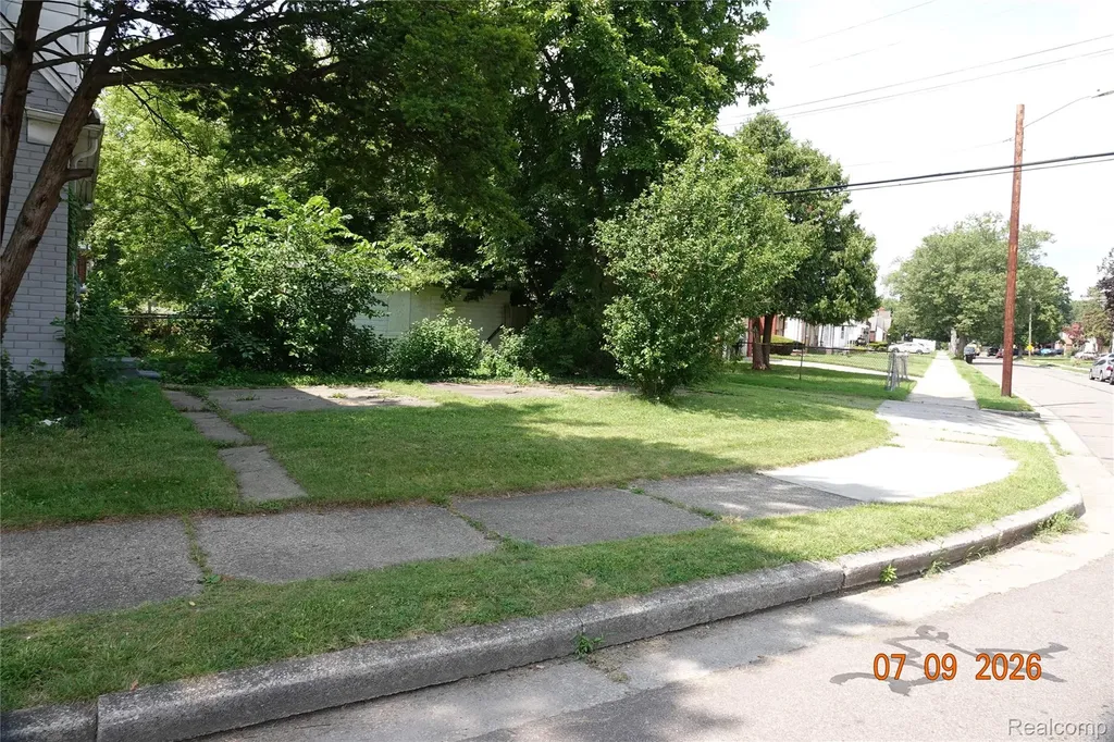 18651 & 18653 Kelly Road Detroit City MI 48224