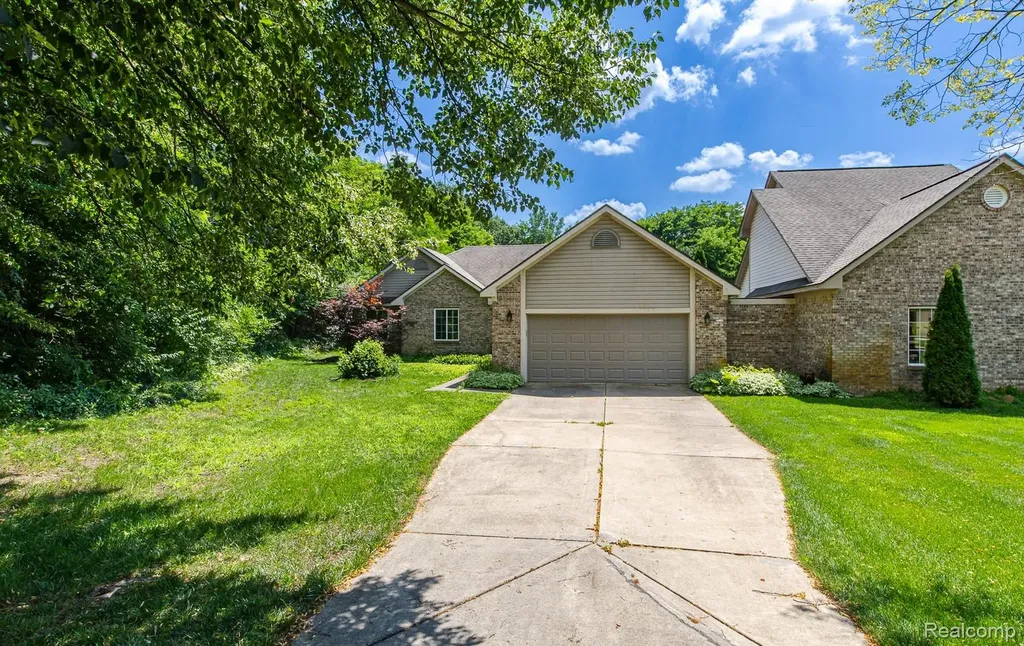 312 Reid Road Highland Charter Township MI 48357