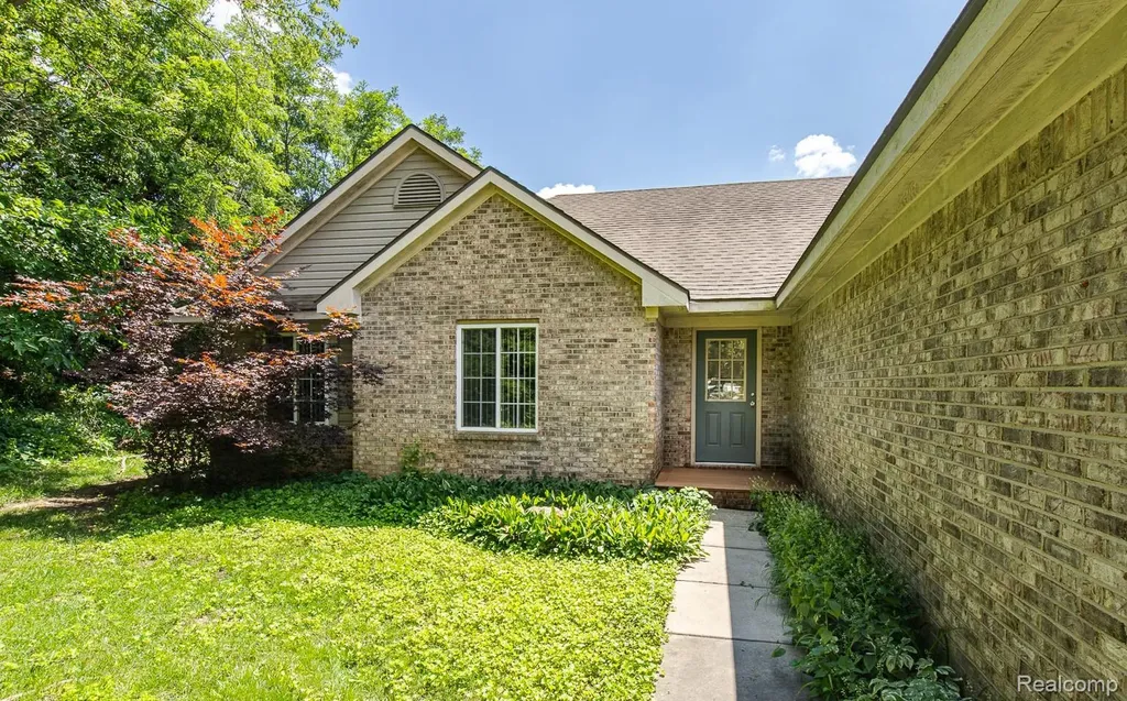 312 Reid Road Highland Charter Township MI 48357