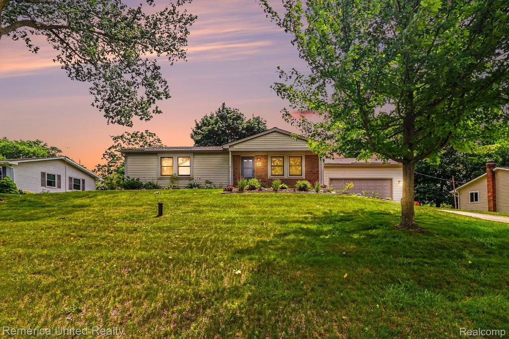 136 Endicott Drive Oceola Township MI 48843