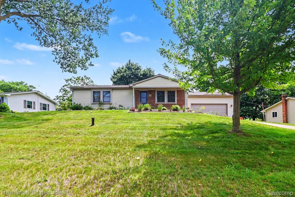 136 Endicott Drive Oceola Township MI 48843
