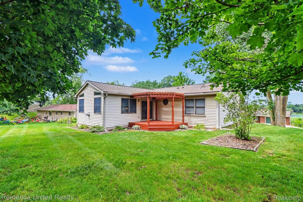 136 Endicott Drive Oceola Township MI 48843