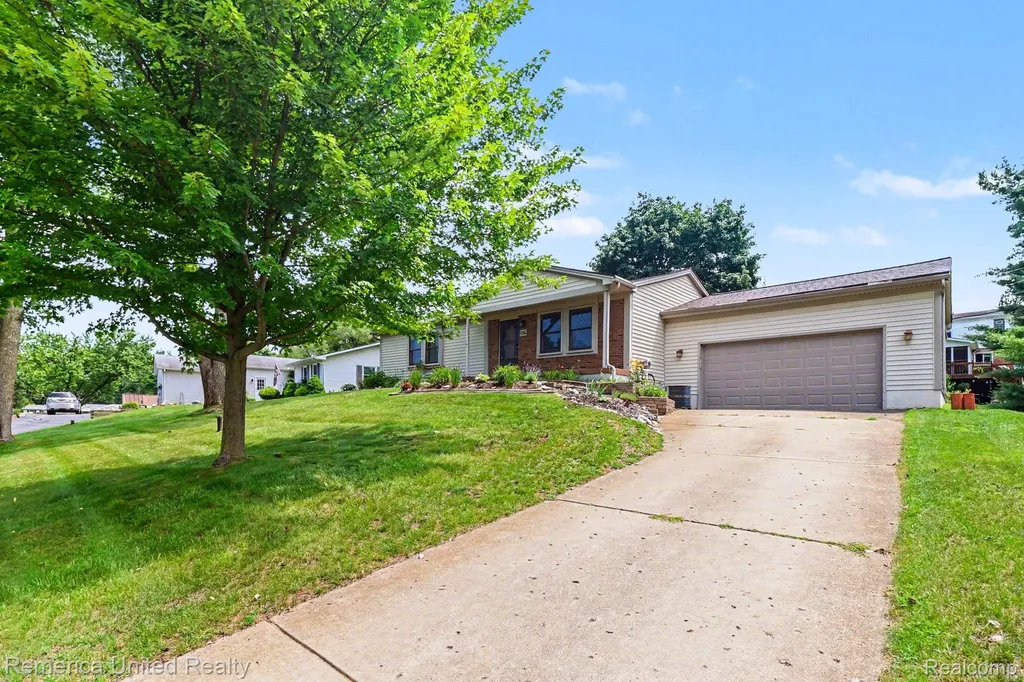 136 Endicott Drive Oceola Township MI 48843