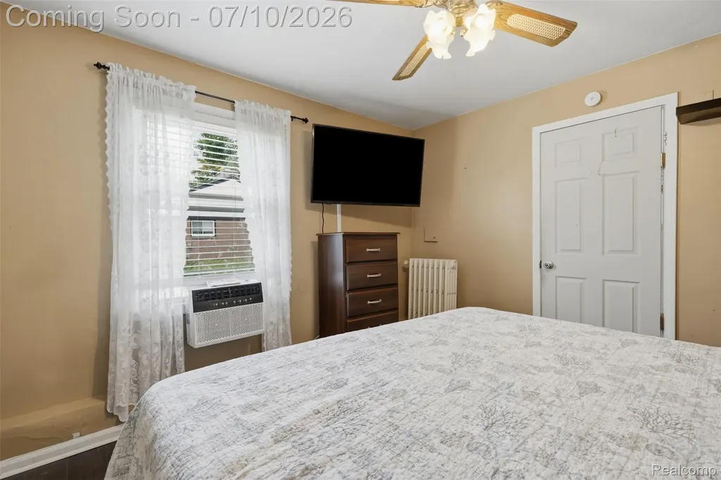 1642 Lathers Street Garden City City MI 48135