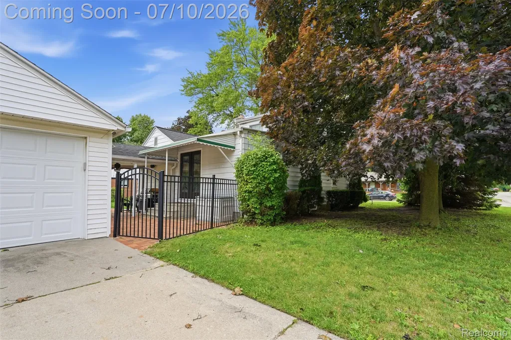 1642 Lathers Street Garden City City MI 48135