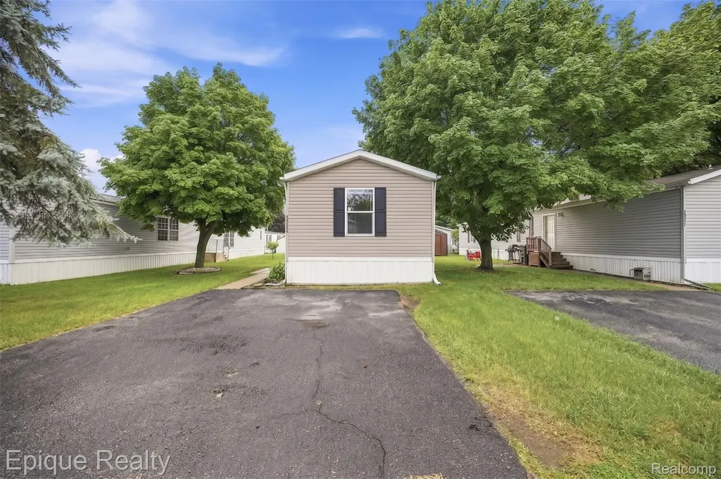 48580 Pineview Drive Shelby Charter Township MI 48317