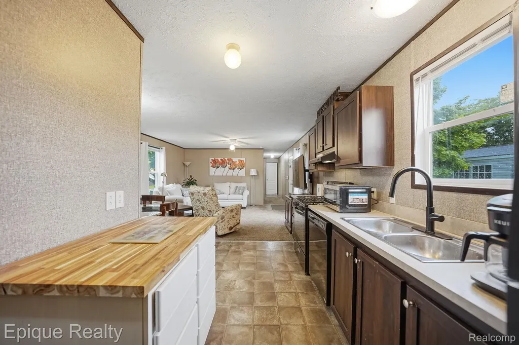 48580 Pineview Drive Shelby Charter Township MI 48317