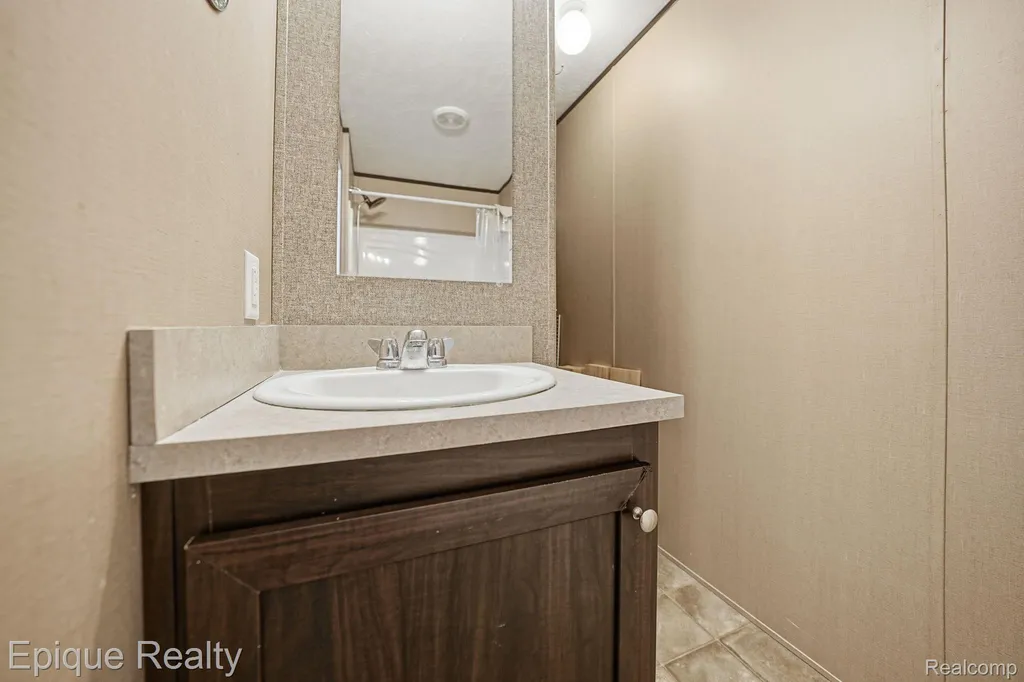 48580 Pineview Drive Shelby Charter Township MI 48317