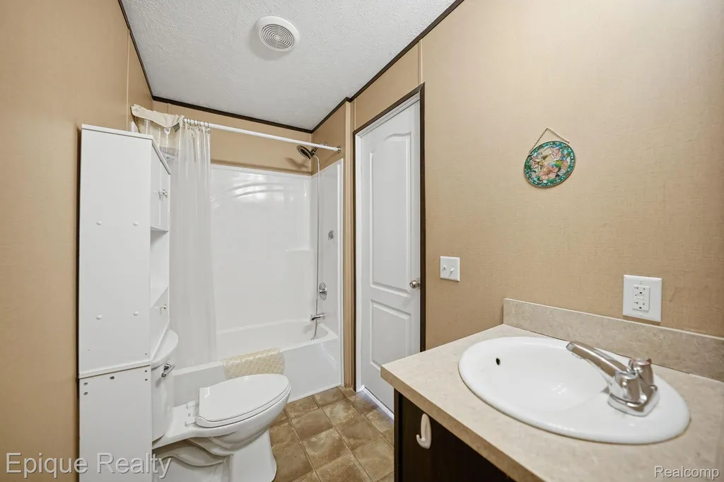 48580 Pineview Drive Shelby Charter Township MI 48317