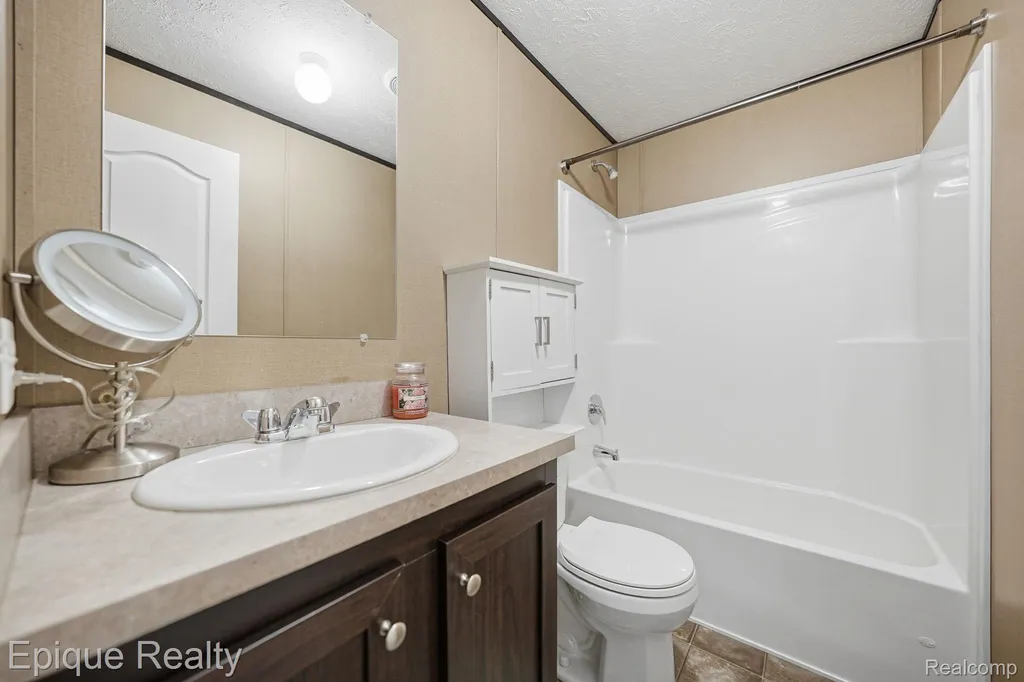 48580 Pineview Drive Shelby Charter Township MI 48317