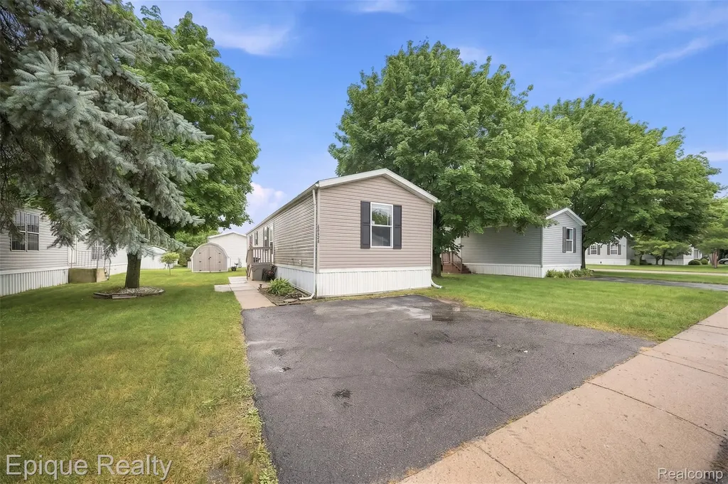 48580 Pineview Drive Shelby Charter Township MI 48317