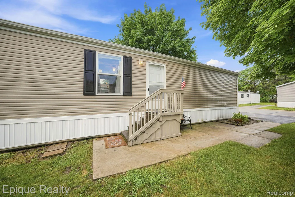 48580 Pineview Drive Shelby Charter Township MI 48317