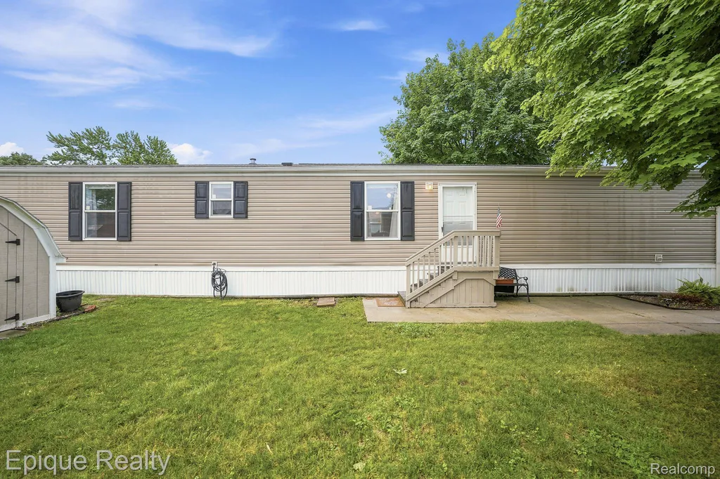 48580 Pineview Drive Shelby Charter Township MI 48317