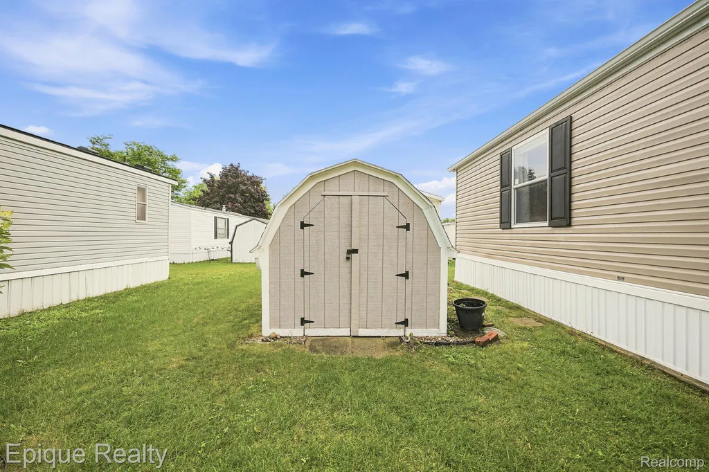 48580 Pineview Drive Shelby Charter Township MI 48317
