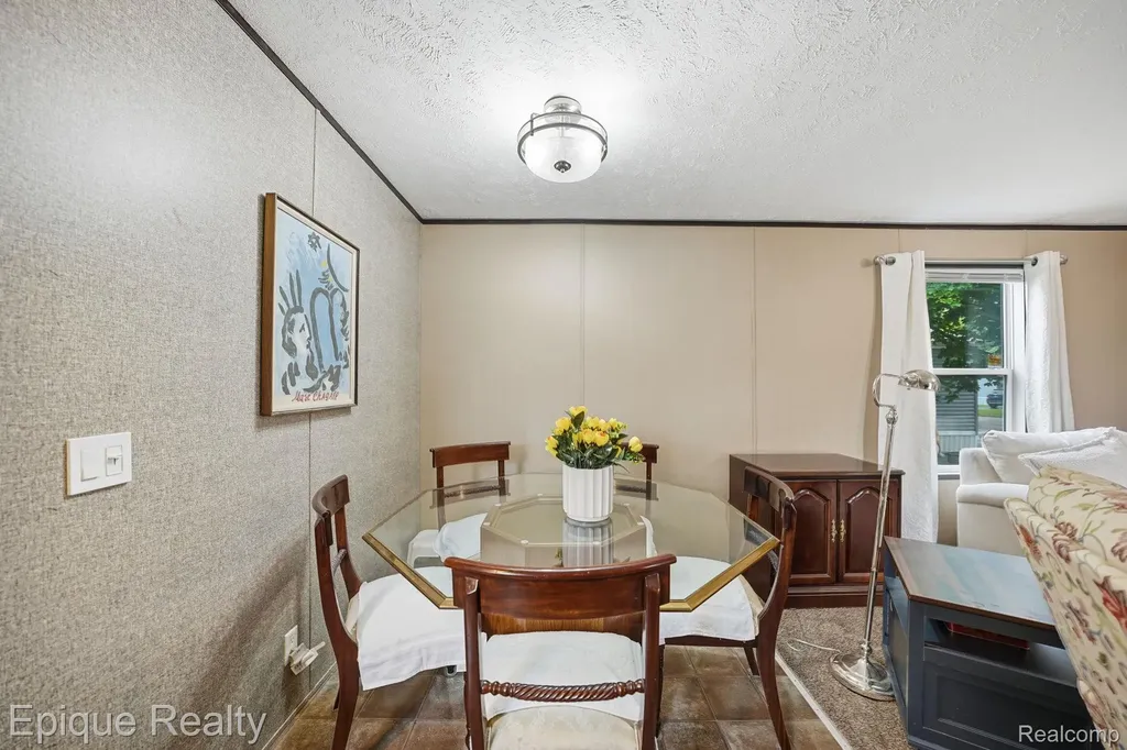 48580 Pineview Drive Shelby Charter Township MI 48317