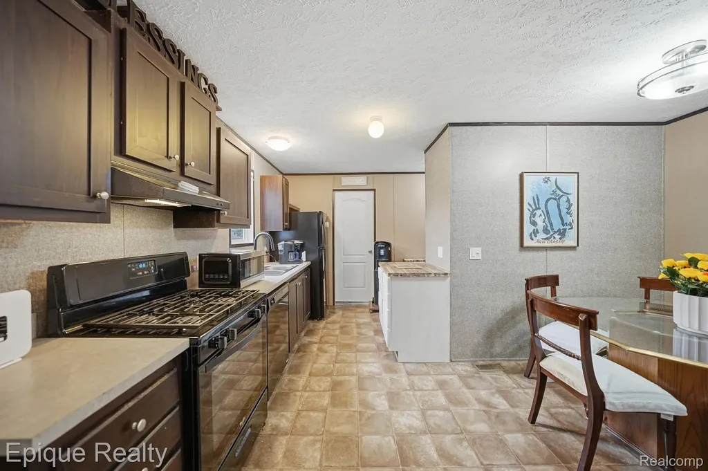 48580 Pineview Drive Shelby Charter Township MI 48317