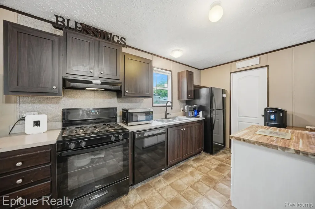 48580 Pineview Drive Shelby Charter Township MI 48317