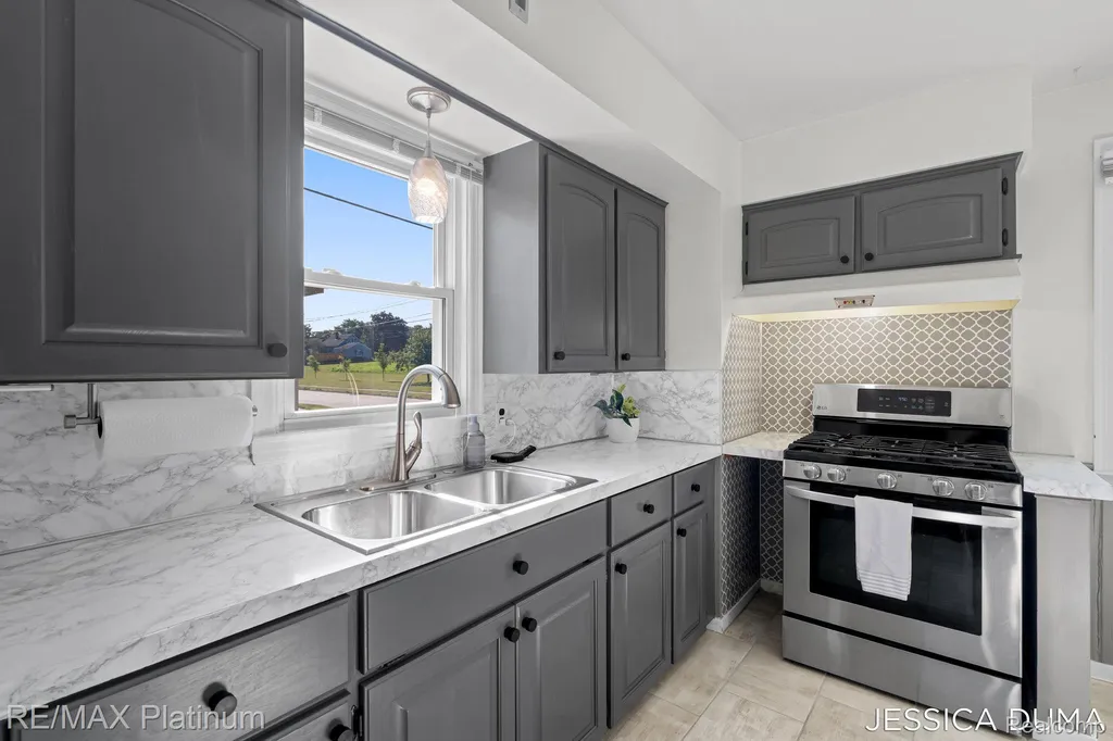 1027 Evelyn Street NE Grand Rapids City MI 49505