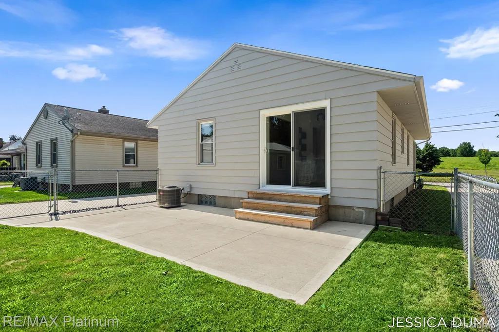 1027 Evelyn Street NE Grand Rapids City MI 49505