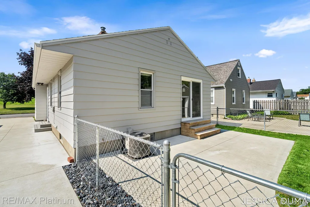 1027 Evelyn Street NE Grand Rapids City MI 49505