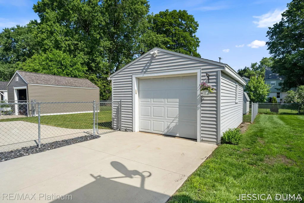 1027 Evelyn Street NE Grand Rapids City MI 49505
