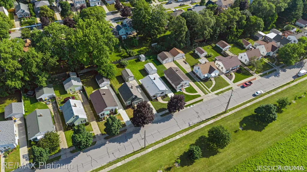 1027 Evelyn Street NE Grand Rapids City MI 49505