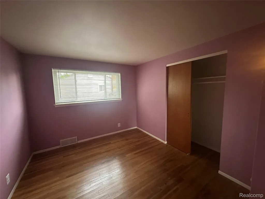 32812 Columbus Drive Warren City MI 48088