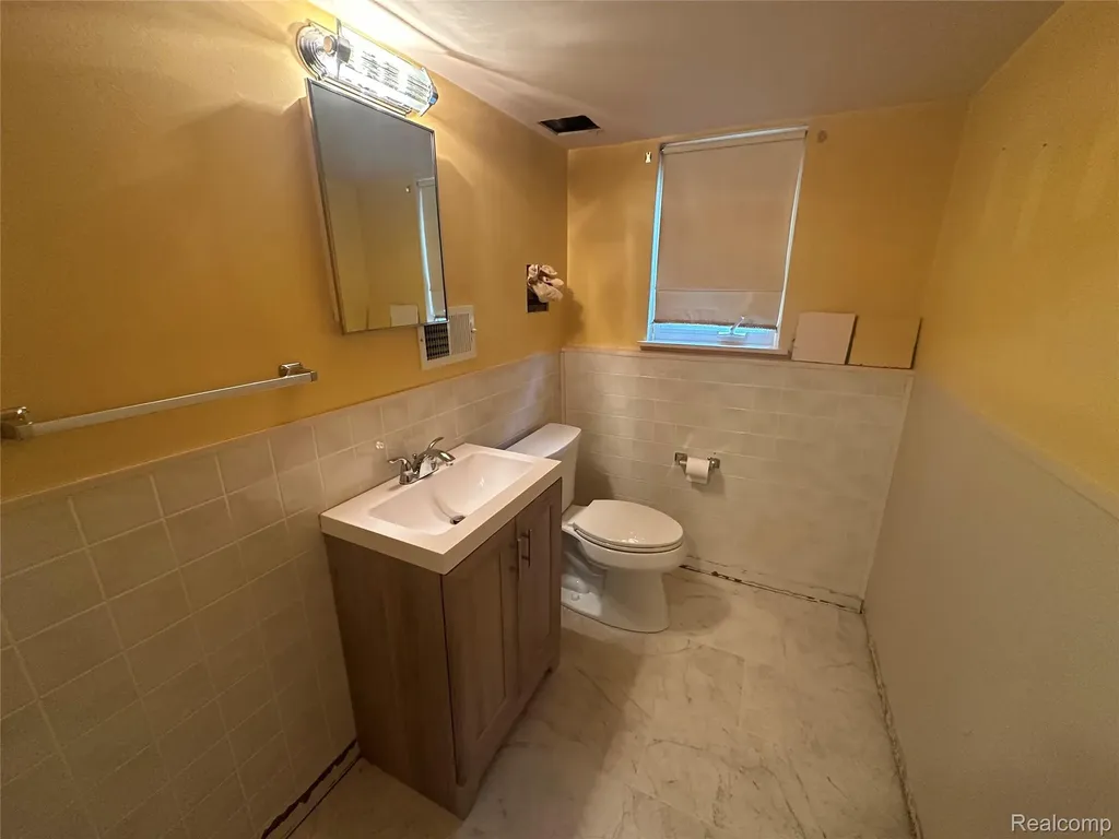 32812 Columbus Drive Warren City MI 48088